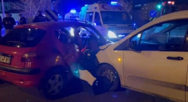 İki araç kafa kafaya çarpıştı!