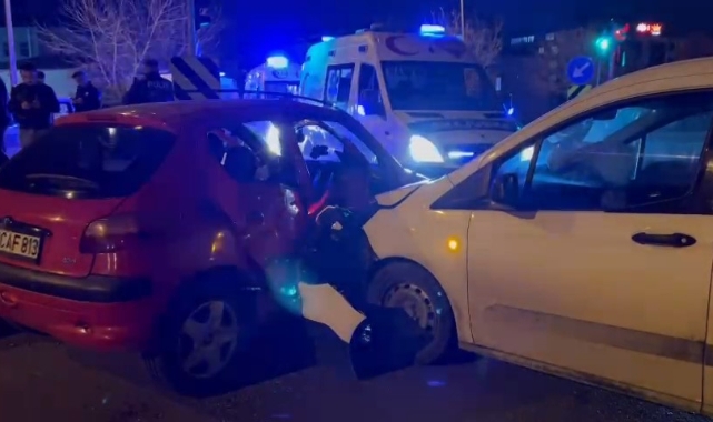 İki araç kafa kafaya çarpıştı!