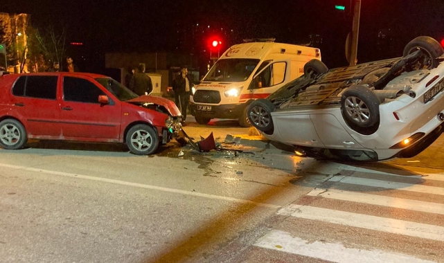 İki otomobil kavşakta çarpıştı: 2 yaralı