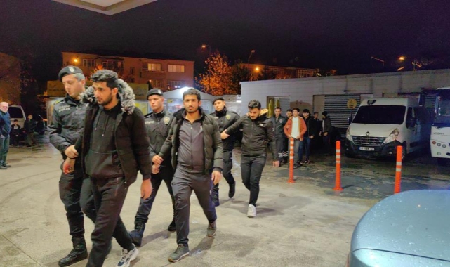 İnegöl Emniyeti kaçak 23 şahsı yakaladı
