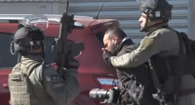 İsrail polisi, Mescidi Aksa'da gazeteciye saldırdı!