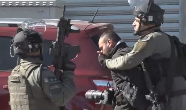 İsrail polisi, Mescidi Aksa'da gazeteciye saldırdı!