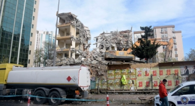 İstanbul'da bina yıkımında yola moloz düştü