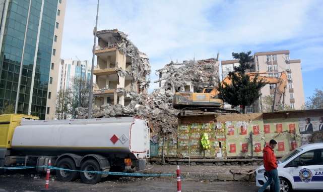 İstanbul'da bina yıkımında yola moloz düştü