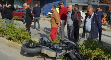 Kamyonun altında kalan motosikletlinin acı sonu!