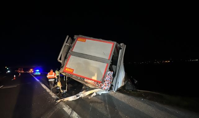 Kanala uçan TIR'dan sağ kurtuldu!