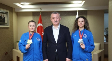 Karateci kız kardeşler şampiyon oldu