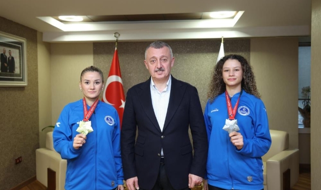 Karateci kız kardeşler şampiyon oldu