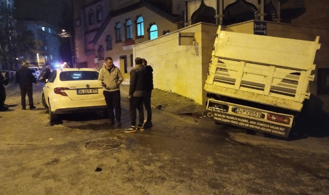 Kartal'da kamyonet ile otomobil çarpıştı: 2 yaralı