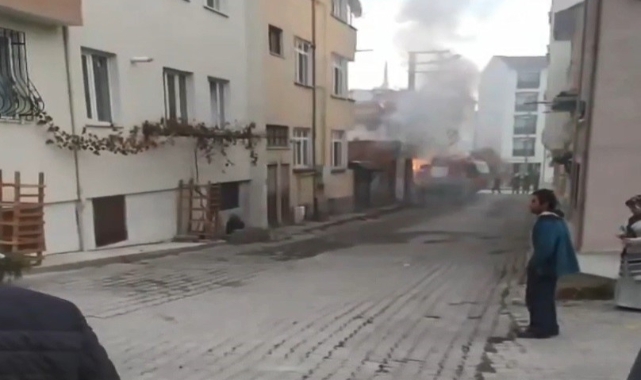 Kastamonu'da elektrik direği alev alev yandı