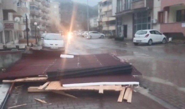 Kastamonu'da fırtına çatıları uçurdu