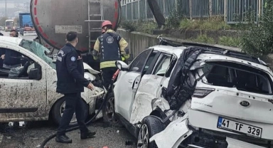 Kayganlaşan yolda feci kaza: 1'i ağır 3 yaralı