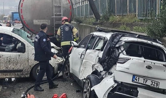 Kayganlaşan yolda feci kaza: 1'i ağır 3 yaralı