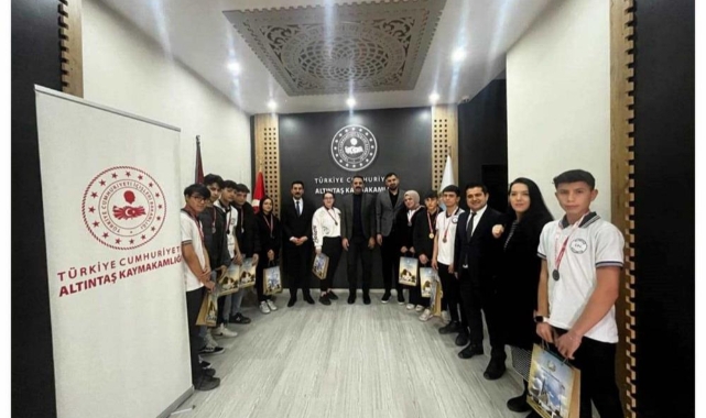 Kaymakamı Bozoğlan, spor müsabakalarında dereceye giren öğrencileri ödüllendirdi