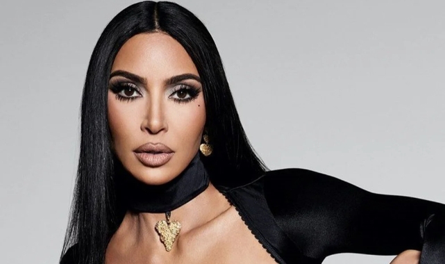 Kim Kardashian'dan korse markasına tanıtım