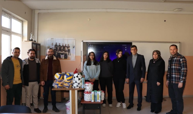 Kız voleybol takımına iş insanından malzeme desteği