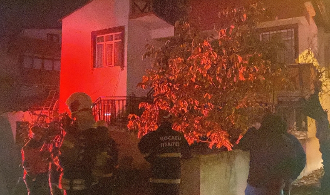 Kocaeli'de 2 katlı binanın bacasında yangın