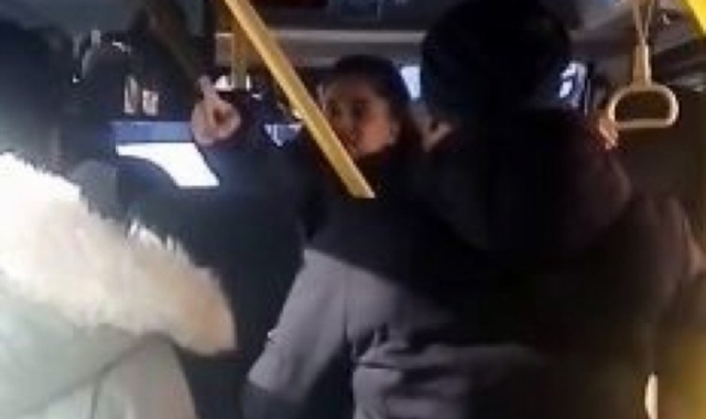 Kocasını sevgilisiyle minibüste yakalayan kadın öfke kustu
