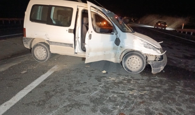 Kontrolden çıkan hafif ticari araç takla attı