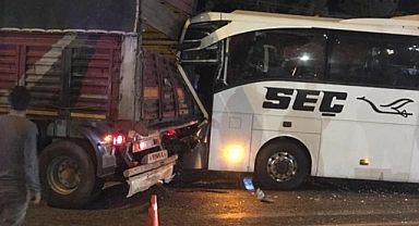 Yolcu otobüsü TIR'a çarptı: 11 yaralı