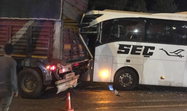 Yolcu otobüsü TIR'a çarptı: 11 yaralı