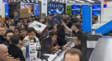 Mağaza açılışında vatandaşların izdihamı kamerada