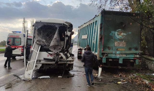 Manisa'da feci kaza: 5'i ağır 17 yaralı