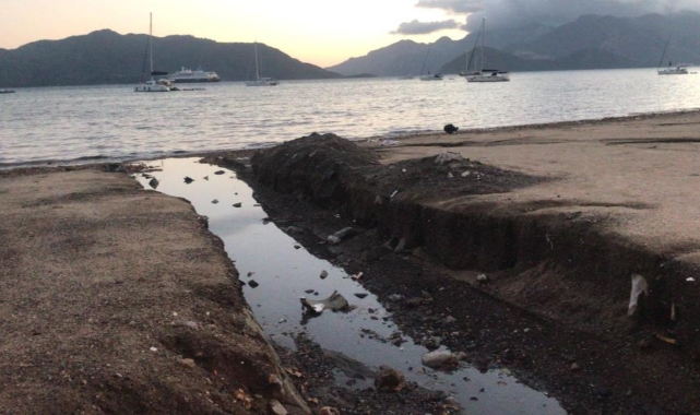 Marmaris’te etkili olan sağanağın ardından sahil çöple doldu