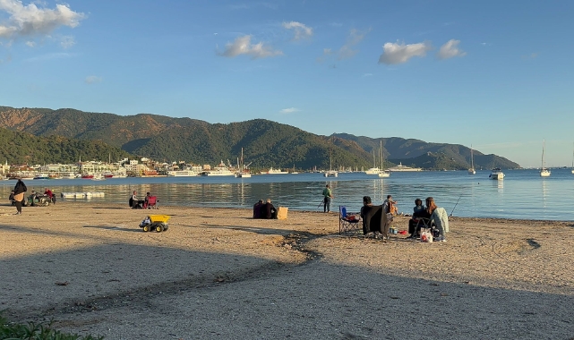 Marmaris’te vatandaşlar güneşli havanın keyfini çıkardılar