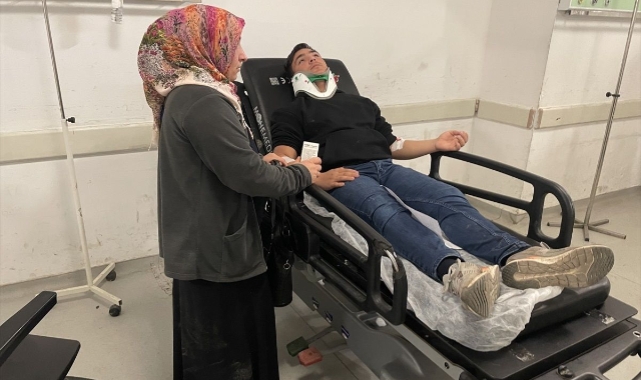 Minibüs ile kamyonet çarpıştı: 20 öğrenci yaralandı