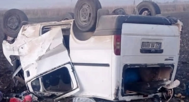 Minibüs tarlaya devrildi: 8 yaralı!