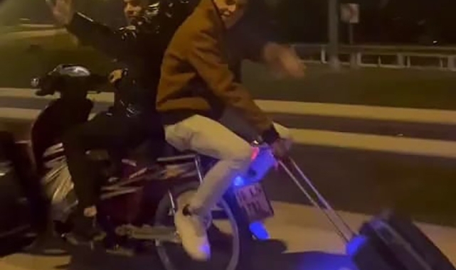 Motosikletli gençlerin tehlikeli yolculuğu kamerada