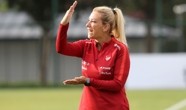 Necla Kıragası: "Kadın futbolunun tarihi bu kızlarla yazılıyor"