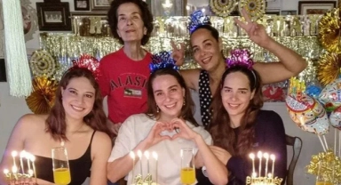Neşe Erberk'in üçüz kızları 24 oldu