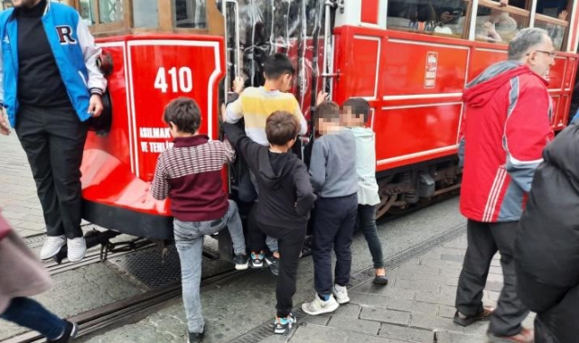 Nostaljik tramvayda tehlikeli yolculuk
