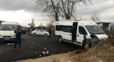 Öğrenci servisi toprak yığınına çarptı: 14 yaralandı