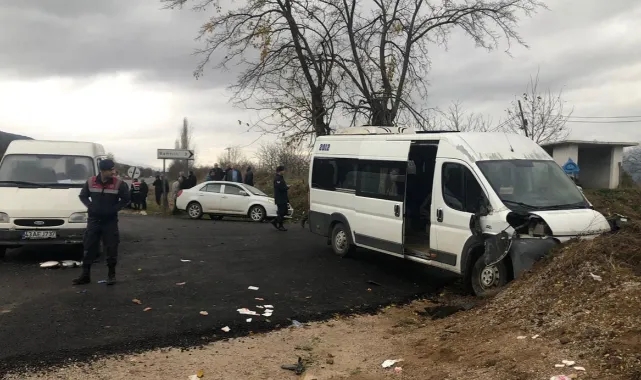 Öğrenci servisi toprak yığınına çarptı: 14 yaralandı