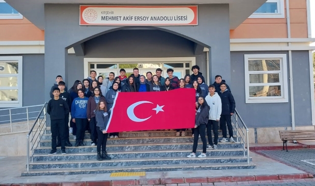 Öğrenciler şehitler için bayrak açtı