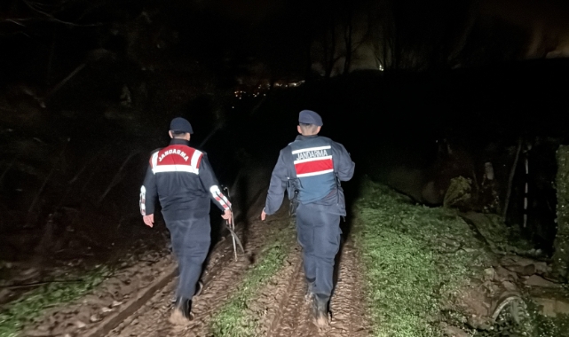 Ormanda mahsur kalan 2 genci jandarma kurtardı