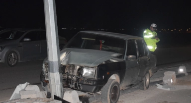 Otomobil aydınlatma direğine çarptı: 1 yaralı