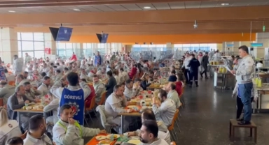 Otomobil Fabrikasında çatal bıçaklı eylem