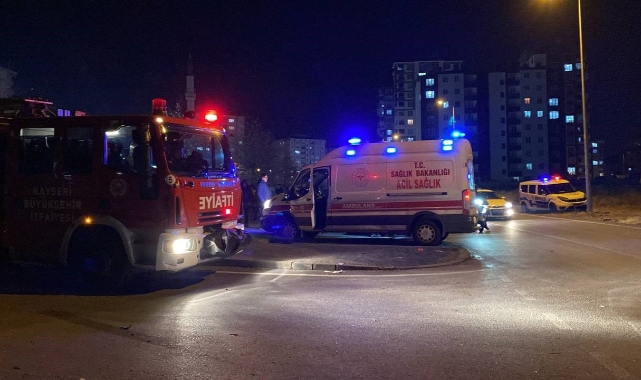Otomobil ile çarpışan ticari araç devrildi: 7 yaralı