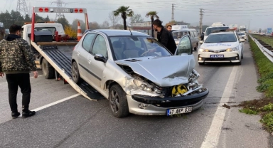 Otomobil yolcu minibüsüne çarptı:17 yaralı