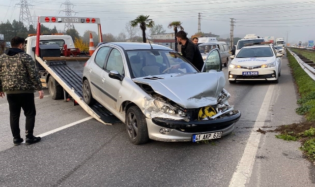 Otomobil yolcu minibüsüne çarptı:17 yaralı