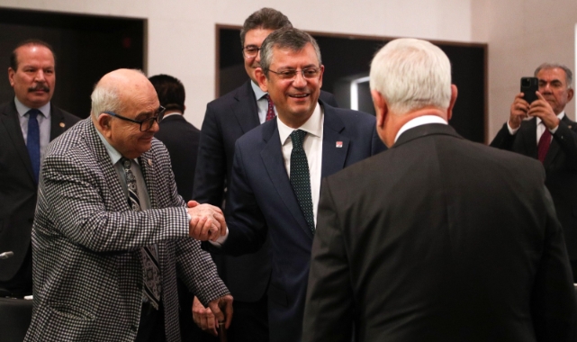 Özel, partisinin eski milletvekilleri ile bir araya geldi