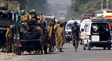 Pakistan'da kışlaya bombalı saldırı: 23 ölü