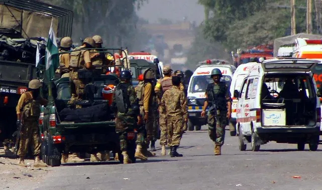 Pakistan'da kışlaya bombalı saldırı: 23 ölü