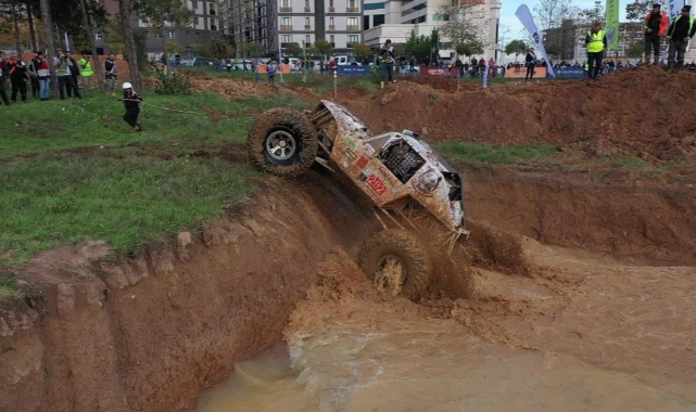 Pendik’te dev arazi araçlarının engelli parkurda off-road yarışları nefes kesti