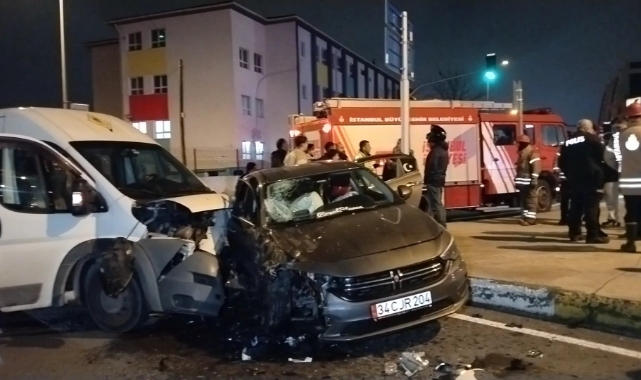 Pendik'te servis minibüsü otomobile çarptı: 5 yaralı