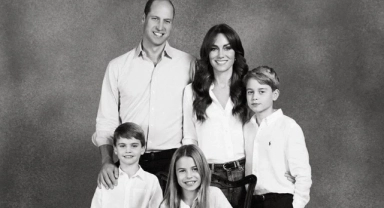 Prens William ve Prenses Kate Middleton'dan geleneksel Noel fotoğrafı
